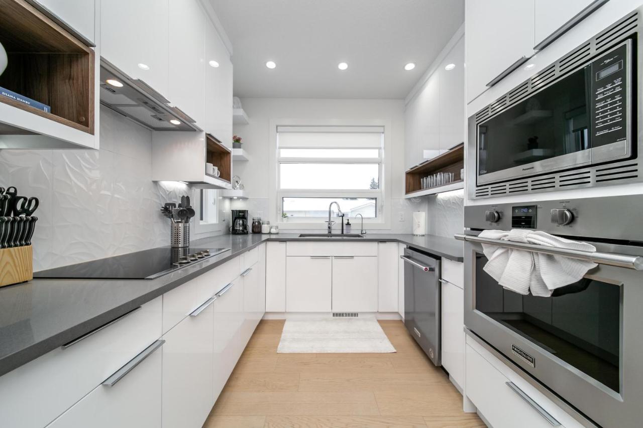 Bright Modern Home - King Bed - Free Parking - Fireplace - Fast Wi-Fi - Free Netflix Edmonton Zewnętrze zdjęcie