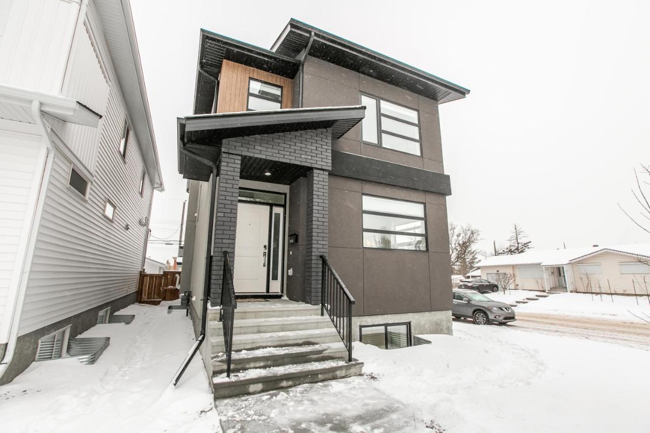 Bright Modern Home - King Bed - Free Parking - Fireplace - Fast Wi-Fi - Free Netflix Edmonton Zewnętrze zdjęcie
