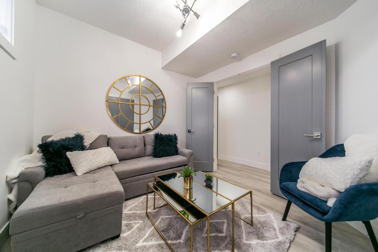 Bright Modern Home - King Bed - Free Parking - Fireplace - Fast Wi-Fi - Free Netflix Edmonton Zewnętrze zdjęcie