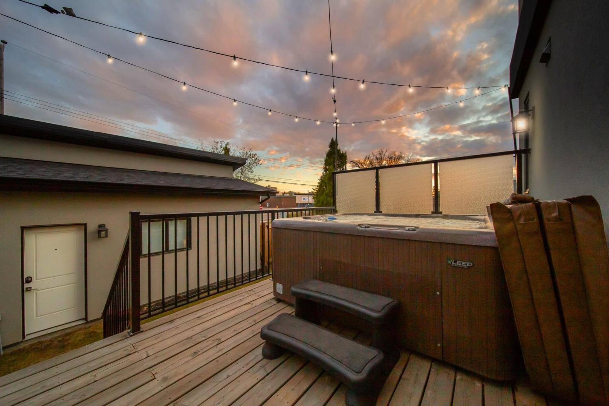 Bright Modern Home - King Bed - Free Parking - Fireplace - Fast Wi-Fi - Free Netflix Edmonton Zewnętrze zdjęcie